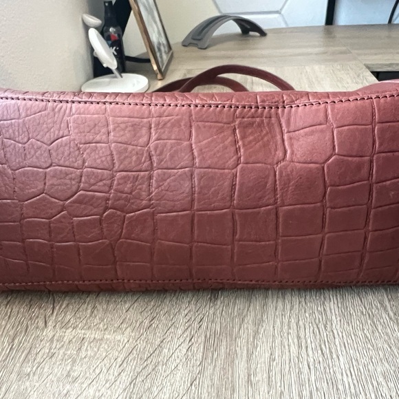 AMERICAN LEATHER CO. Lenox Brown triple entry leather Crocodile-Embossed bag - Picture 8 of 16